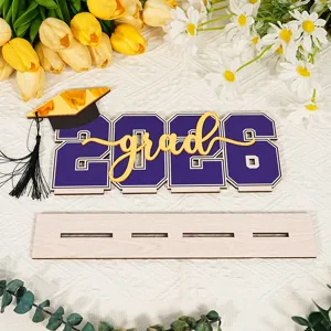 Primo piano dettaglio della decorazione da tavola in legno di laurea con bei fiori.