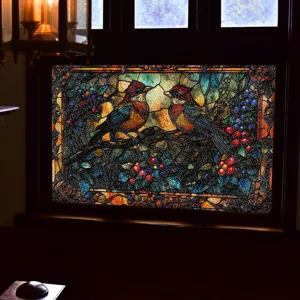 Detailansicht der Glasdekorfolie mit wunderschönem Vogel- und Beeren-Glasmalereimotiv.