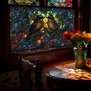 Nahaufnahme der 3D Glasfolie mit Vögeln und Blumen im gemütlichen Raum mit schönem Licht.