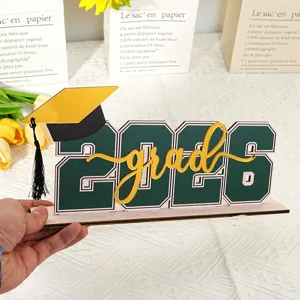 Decorazione da tavola in legno per laurea 2026 con berretto e nappina festa di fine anno