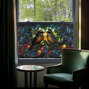 Detailansicht der bunten Buntglas-Fensterfolie mit Vögeln, Heimdeko-Aufkleber.