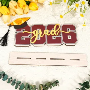 2026 Segno centrotavola in legno per laurea con base e fiori dettaglio decorazione