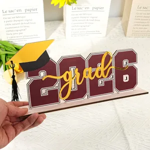 Decorazione per tavola di laurea 2026 in legno con scritta grad dorata per festa.