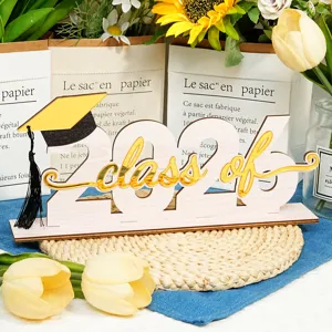 Decorazione da tavolo in legno laurea 2026 soprammobile scrivania con berretto e scritta dorata.