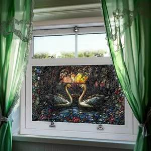 3D Fensterfolie mit Buntglas-Optik, Schwanen-Design und romantischer Landschaft für Dekoration.