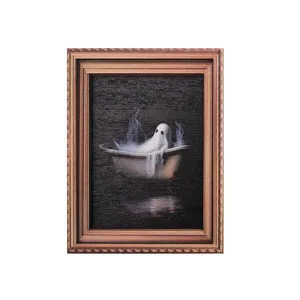 Gros plan détaillé du cadre photo en bois vintage avec aimant de réfrigérateur de fantôme.