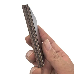 Aimant de réfrigérateur en bois, vue détaillée de la structure stratifiée et surface noire.