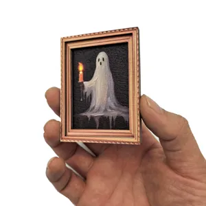 Gros plan détaillé du magnet de réfrigérateur cadre photo en bois vintage avec fantôme.