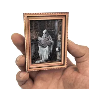 Gros plan détail de magnet de réfrigérateur cadre photo en bois vintage avec fantôme.