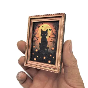 Détail de magnet réfrigérateur cadre photo vintage bois Halloween, chat mystique noir.