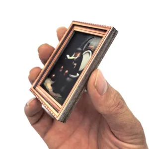 Gros plan détaillé du magnet de réfrigérateur cadre photo rétro miniature en bois.