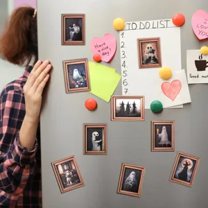 Gros plan d'aimants de réfrigérateur vintage avec des images de fantômes sur une porte.