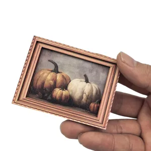 Gros plan sur le magnet de réfrigérateur citrouille vintage avec cadre en bois et art d'automne.