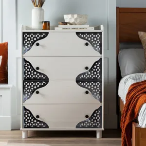 Vista dettagliata di adesivi decorativi angolari geometrici in acrilico nero su un comò.