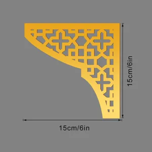 Adesivo murale decorativo angolare in acrilico con motivo geometrico cavo dorato, dettaglio 15cm.