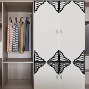 Vista dettagliata di adesivi angolari in acrilico nero con motivi geometrici mediorientali per porte.