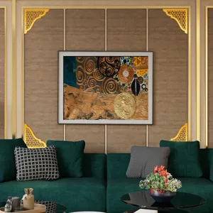 Dettaglio adesivi murali angolari in acrilico dorato con raffinato design geometrico.