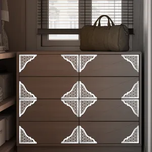 Adesivi decorativi per angoli di mobili in acrilico con motivi geometrici mediorientali.