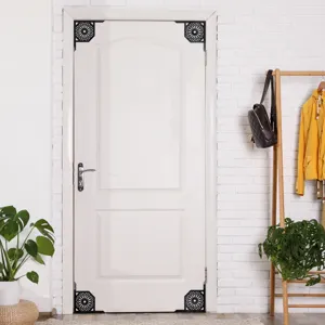 Adesivo decorativo per angolo porta in acrilico con elegante design geometrico interno.