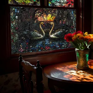 Detailansicht der 3D gepraegten Buntglas-Fensterfolie mit Schwan-Sonnenuntergang-Design.