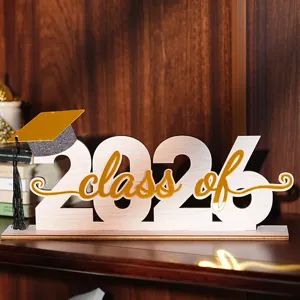 Decorazione da tavolo in legno per laurea 2026 targa class of con dettagli di tocco.