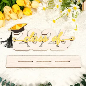 Primo piano dettaglio della decorazione da tavola di laurea in legno 2026 con fiori freschi