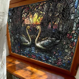 3D Buntglas Fensterfolie mit Schwanenmotiv, dekorative statische Sichtschutzfolie für das Zuhause.