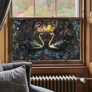 Detailansicht der Glasfolie mit elegantem Schwanenmotiv im herbstlichen Wald bei Sonnenuntergang.
