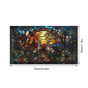 Detailansicht der dekorativen Buntglas-Folie mit zwei Hasen im Wald bei Sonnenuntergang.