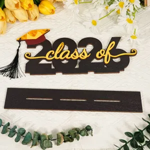 Decorazione da tavola in legno 2026 class of per festa di laurea con base di supporto.