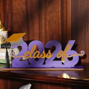 Centrotavola in legno per festa di laurea 2026 decorazione scrivania con cappello.