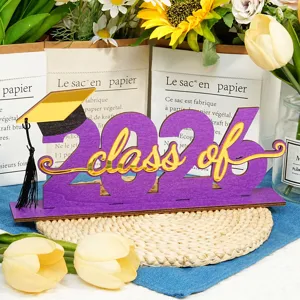 Segno di decorazione da tavolo in legno di laurea 2026, placca viola class of festa.
