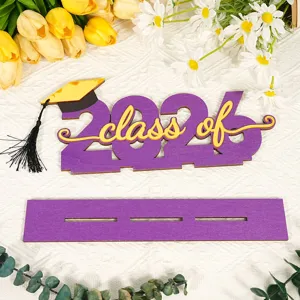 Decorazione da tavola per festa di laurea in legno 2026 con base e design a nappa.