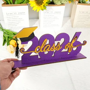 Vista dettagliata del centrotavola in legno per la laurea 2026 con design viola.