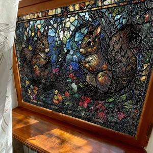 Detailansicht des 3D geprägten Glasaufklebers mit niedlichen Eichhörnchen und Walddekor.