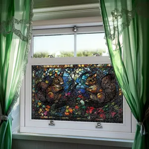 Nahaufnahme der 3D Glasfolie mit herbstlichem Eichhörnchen Wald Motiv für Fenster.