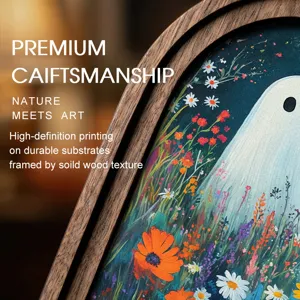 Arte murale incorniciata con fantasma di Halloween e illustrazione floreale in legno.