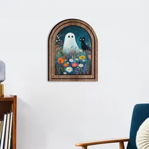 Arte da parete in legno ad arco di Halloween con simpatico fantasma e gatto nero tra i fiori.