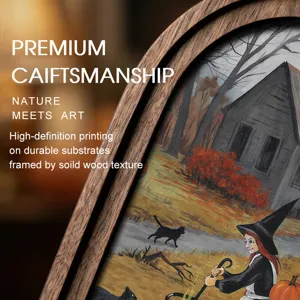 Vista dettagliata di cornice murale in legno di Halloween con illustrazione rustica.