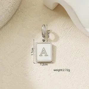 Ciondolo quadrato in acciaio inox con lettera e conchiglia, accessorio DIY, charm versatile.