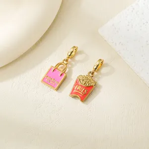 Accessoire pendentif DIY en acier inoxydable, charms plaqués or 18K vue détaillée.