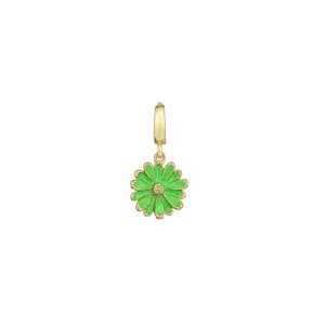 Detailaufnahme des leuchtend grünen emaillierten Gänseblümchen-Anhängers mit Goldring.