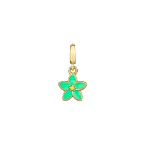 Nahaufnahme des grünen Emailleblumen-Metallanhängers, glänzendes Detail für Accessoires.