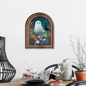 Dettaglio decorazione murale in legno Halloween, illustrazione fantasma e gatto.