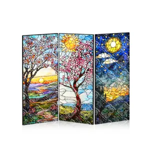 Gros plan sur le paravent pliant en acrylique transparent au décor de vitrail coloré.