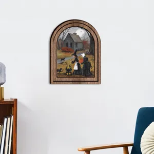 Vista dettagliata dell'arte murale in legno ad arco di Halloween con streghe e zucche.