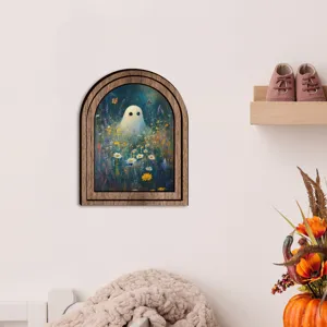 Arte murale in legno ad arco con simpatico fantasma e fiori di campo per Halloween.