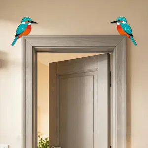 Adesivo angolare per porta in legno con martin pescatore per decorazione d'interni.