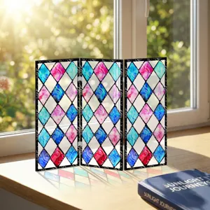 Mini paravent pliant en acrylique motif losange transparent pour decor de bureau.