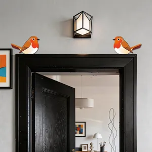 Dettaglio adesivo angolare uccello in legno, grazioso decoro per porte e finestre.